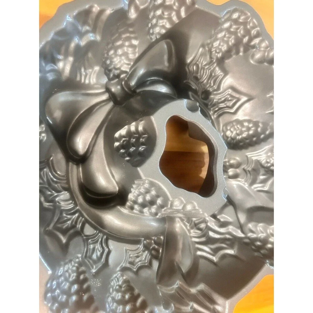 Nordic Ware Holiday Wreath Bundt Pan 9 Cup Capacity Nonstick Heavy Cast Aluminum